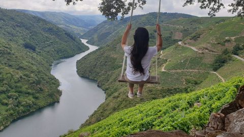 El columpio instalado por Breog�n Pereiro en su vi�a tiene de fondo esta espectacular vista del ca��n del Sil