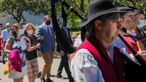 La vicepresidenta primera del Gobierno, Carmen Calvo (c), Adriana Lastra (i), portavoz del Grupo Socialista en el Congreso de los Diputados y el presidente del Principado, Adri�n Barb�n, durante el acto de conmemoraci�n en Tu�a del bicentenario del pronunciamiento militar del general asturiano Rafael del Riego