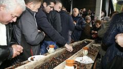 Degustacin de castaas en Seoane do Courel, donde se celebrar la fiesta este ao