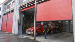 Obras de mejora en el parque. El Concello acomete desde agosto trabajos en la base de los bomberos, con pintado de fachadas, reposici�n de carpinter�as o la renovaci�n de los portalones del garaje (en la foto), entre otras tareas. Est� previsto que culminen en abril y costar�n 272.000 euros.
