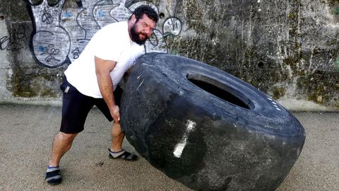 Roberto Rodr�guez la semana pasada, levantando un neum�tico de m�s de 350 kilos