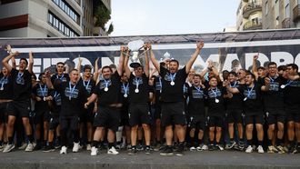 Los futbolistas del Celta Integra, recibiendo el cari�o del celtismo en la Porta do Sol tras ser campeones de La Liga Genuine.