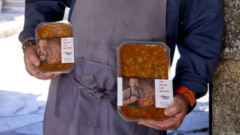 �CALLERO� SOLIDARIO. Su pasi�n por este plato desde ni�o, llev� a Antonio Amenedo a ser callero solidario durante la pandemia. Una iniciativa que continu� con la Cocina Econ�mica. �Mi amigo Chechu Rey me dijo que estaban buen�simos, que deb�a comercializarlos, y me propuso hacerlo en su obrador�, dice. Y �voil�. Ahora se venden en tiendas especializadas.