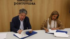 Lores y Carmela Silva, este mircoles, firmando un convenio en el Concello de Pontevedra