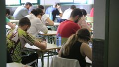 Opositores realizando el examen para acceder a una plaza de docente, en el IES San Xillao de Lugo, en una imagen de archivo. 