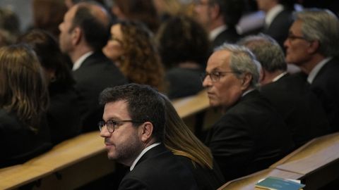 Los expresidentes de la Generalitat de Catalu�a Pere Aragon�s, Quim Torra y Artur Mas, durante la misa oficiada por el Papa Le�n XIV en la Sagrada Familia.