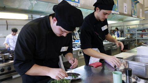 En plenos preparativos de los platos, en la cocina del CIFP Fraga do Eume