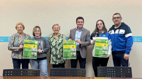 Representantes de la AECC, del Costado Boiro y el alcalde Jos� Ram�n Romero, en la presentaci�n.