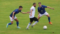 Pedro Beda con el bal�n presionado por dos rivales.