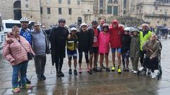 Llegada a Santiago de los peregrinos del centro para personas con discapacidad f�sica DomusVi de B�veda, apoyados por DisCamino. A Pancho, Froil�n, Loli y Mar los recibieron compa�eros de su centro (Herminio, Carmen, Ruperto y Joel) y personal del mismo en la plaza del Obradoiro.