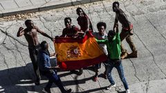 La Guardia Civil identifica a los inmigrantes que atacaron a varios agentes mientras saltaban la valla de Ceuta