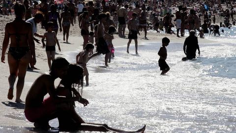 La playa de Riazor se llen� ayer de ba�istas
