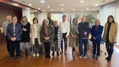 El concejal de Pol�tica Social, Ra�l Treus ?primero por la izquierda?, y el alcalde, Jos� Ram�n Romero ?en el centro?, con representantes de las entidades que recibir�n los fondos.