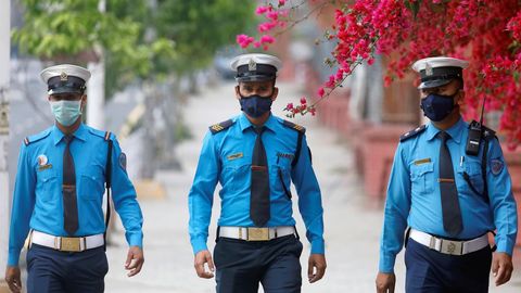 Policas con mascarilla patrullan las calles de Kathmandu, Nepal