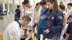 Guerrero sorprendi� en Pontepedri�a a un grupo de cadetes e infantiles del Campus de Nadal organizado por el Obradoiro y El Corte Ingl�s. 