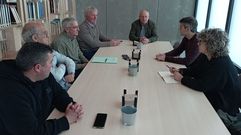 Los representantes de Ferrol en Com�n, Jorge Su�rez y Nerea Purri�os, se reunieron con la directiva de la Asociaci�n de Vecinos de Serantes.