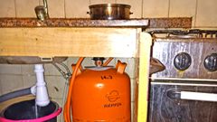 Cocina com�n. Una de las cocinas que comparten los inquilinos del n�mero 11 de la calle Fisterra. La instalaci�n obsoleta y la falta de limpieza en una zona donde resulta fundamental evidencia la precariedad que rodea a los inquilinos.