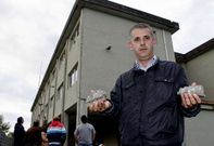 El presidente de la ANPA del centro educativo, Fernando Gesto, muestra algunos de los fragmentos. 