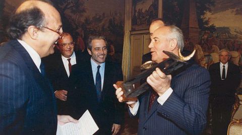 Mijail Gorbachov con el premio Pr�ncipe de Asturias de Cooperaci�n internacional de 1994, ante Pedro de Silva y Antonio Masip.Mijail Gorbachov con el premio Pr�ncipe de Asturias de Cooperaci�n internacional de 1994, ante Pedro de Silva y Antonio Masip