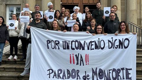 Trabajadores del Parador de Monforte en la concentración de protesta que hicieron este viernes frente a la entrada principal del establecimiento