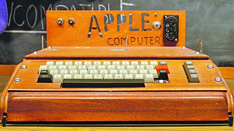 1976. Apple I. Diseado y fabricado por Wozniak, Jobs tuvo la idea de venderlo y para ello fundaron Apple. La pantalla corra por cuenta del usuario.