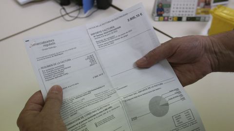 Un consumidor con su factura de la luz
