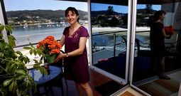 Ana, amiga y vecina de los propietarios, les cuida el piso mientras ellos estn en su residencia habitual, en Madrid.