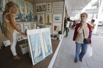Pilar Fandi�o en su puesto de la Feria de Artes Pl�sticas