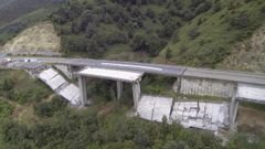 El viaducto, con el vano aislado y la pila inclinada de la derecha