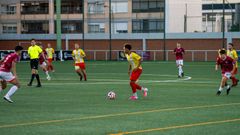 Un jugador del Alertanavia protegiendo el esf&eacute;rico del Auriense