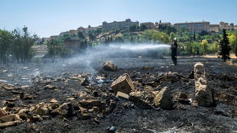 os bomberos de Toledo se afanan en terminar de controlar un peque�o incendio que se ha declarado este domingo en el antiguo camping del Circo Romano y en el que se ha visto afectada en torno a media hect�rea de superficie