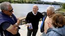 Diz Guedes, ayer, junto al Miño, donde repartió papeletas