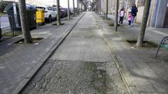 Bache y firme irregular en una de las zonas del carril bici de la avenida de Esteiro que se va a reparar