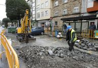 <span lang= es-es >De urgencia</span>. Arriba, uno de los baches denunciados por lectores de La Voz en la campa�a para identificar el peor socav�n. Abajo, inicio de las reparaciones de urgencia en Lamas de Abade y Pastoriza. 