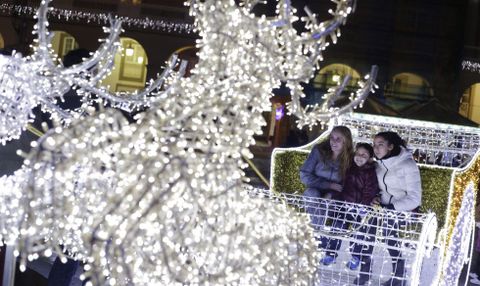 Ni�os y mayores pueden subirse al trineo de Santa Claus. 