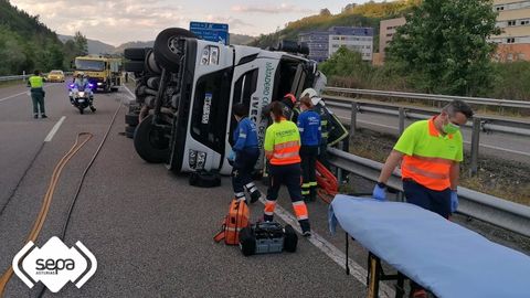 Un camionero herido al volcar con su cami�n
