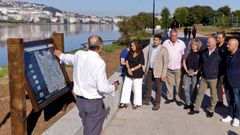 La alcaldesa de A Coru�a, la primera a la izquierda, durante la presentaci�n del nuevo tramo del gran paseo metropolitano de la r�a