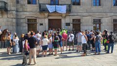 Familiares y amigos de Mar�a Pereira preparando una batida delante del ayuntamiento de Redondela