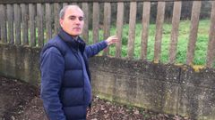 El director del CEIP se�ala el punto en el que apareci� el hombre, que despu�s falleci�