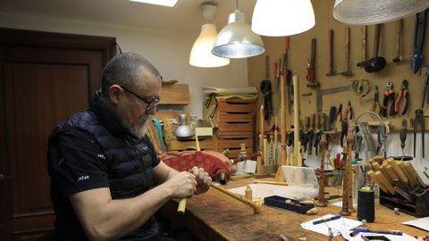 Pablo Carpintero, en su taller de gaitas