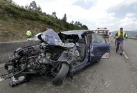 Estado en que qued� el turismo siniestrado en el accidente registrado ayer en la AP-9. 