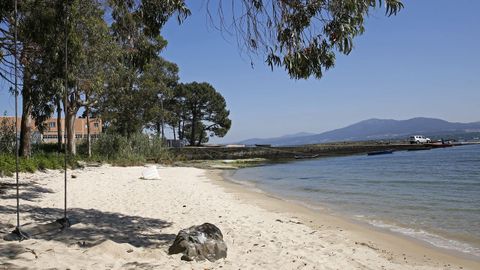 Junto a la playa de Ancados, en Boiro, se anuncia una parcela para venta o alquiler