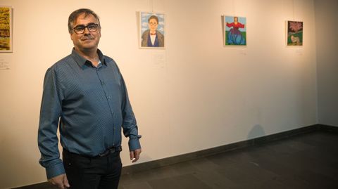 <span lang= gl >Frank Farrapos con algúns dos cadros que se poden ver no auditorio de Rianxo</span>