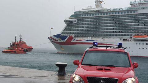 El crucero Britannia (en la foto, arrastrado por remolcadores) rompi amarras y acab embistiendo al petrolero Castillo de Arteaga