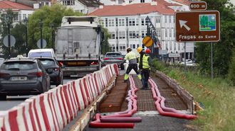 Las obras de las aceras, en un tramo de 180 metros, contados desde la glorieta de Cabanas, siguen en marcha, dos meses despu�s del inicio, con trastornos para el tr�fico en alg�n momento