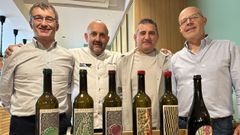 Alberto Varela, Choiva Vios, Chechu Rey, jefe de cocina y propietario del restaurante Gunnen; Pablo Sobrado, director del CIFP Paseo das Pontes, y Nacho Gonzlez, de la bodega La Perdida, con los vinos que sirvieron en la cena solidaria con el BRIF de Laza