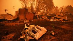 RESTOS DE UNA CASA QUEMADA POR LOS INCENDIOS 