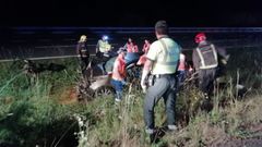 El Opel ocupado por una familia qued� en la mediana de la A-6 tras ser embestido por el Mercedes del conductor kamikaze que muri� en el accidente