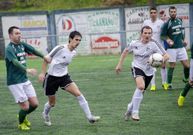 Diego Cesp�n y Pablo Conde disputan un bal�n en O Conco. 