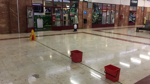 CONSECUENCIAS DEL TEMPORAL ANA: goteras dentro de la estacin de buses